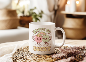 HAPPY GO LUCKY Tasse – Niedliches Design mit Regenbogen und Figuren – Geschenkidee für Glücksmomente & besondere Anlässe