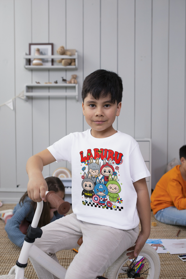 Kinder T-Shirt mit Labubu Superheld Comic Motiv. Vier Labubu Figuren im Comic-Stil als Superhelden verkleidet. 100% Baumwolle, in verschiedenen Farben erhältlich. Perfektes Geschenk für Jungen und Mädchen, ideal für Geburtstag, Freizeit, Schule oder Einschulung.