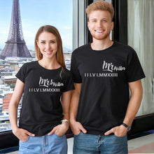 Personalisierte Mr / Mrs römische Ziffern Datum T-Shirt | Mann und Frau Paare Flitterwochen Tshirt | Endlich passendes Hochzeits-T-Shirt
