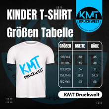 Kinder T-Shirt mit Labubu Superheld Comic Motiv. Vier Labubu Figuren im Comic-Stil als Superhelden verkleidet. 100% Baumwolle, in verschiedenen Farben erhältlich. Perfektes Geschenk für Jungen und Mädchen, ideal für Geburtstag, Freizeit, Schule oder Einschulung.