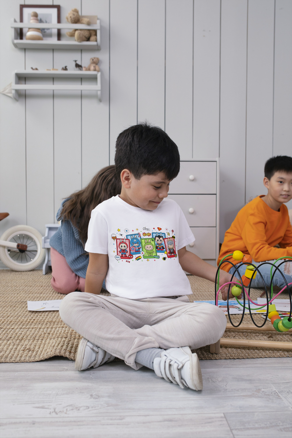 Kinder T-Shirt mit Labubu Superheld Comic Motiv. Vier Labubu Figuren im Comic-Stil als Superhelden verkleidet. 100% Baumwolle, in verschiedenen Farben erhältlich. Perfektes Geschenk für Jungen und Mädchen, ideal für Geburtstag, Freizeit, Schule oder Einschulung.