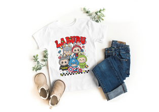 Kinder T-Shirt mit Labubu Superheld Comic Motiv. Vier Labubu Figuren im Comic-Stil als Superhelden verkleidet. 100% Baumwolle, in verschiedenen Farben erhältlich. Perfektes Geschenk für Jungen und Mädchen, ideal für Geburtstag, Freizeit, Schule oder Einschulung.