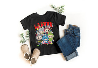 Kinder T-Shirt mit Labubu Superheld Comic Motiv. Vier Labubu Figuren im Comic-Stil als Superhelden verkleidet. 100% Baumwolle, in verschiedenen Farben erhältlich. Perfektes Geschenk für Jungen und Mädchen, ideal für Geburtstag, Freizeit, Schule oder Einschulung.
