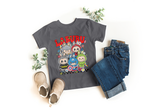 Kinder T-Shirt mit Labubu Superheld Comic Motiv. Vier Labubu Figuren im Comic-Stil als Superhelden verkleidet. 100% Baumwolle, in verschiedenen Farben erhältlich. Perfektes Geschenk für Jungen und Mädchen, ideal für Geburtstag, Freizeit, Schule oder Einschulung.
