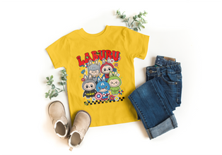 Kinder T-Shirt mit Labubu Superheld Comic Motiv. Vier Labubu Figuren im Comic-Stil als Superhelden verkleidet. 100% Baumwolle, in verschiedenen Farben erhältlich. Perfektes Geschenk für Jungen und Mädchen, ideal für Geburtstag, Freizeit, Schule oder Einschulung.