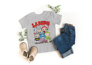 Kinder T-Shirt mit Labubu Superheld Comic Motiv. Vier Labubu Figuren im Comic-Stil als Superhelden verkleidet. 100% Baumwolle, in verschiedenen Farben erhältlich. Perfektes Geschenk für Jungen und Mädchen, ideal für Geburtstag, Freizeit, Schule oder Einschulung.