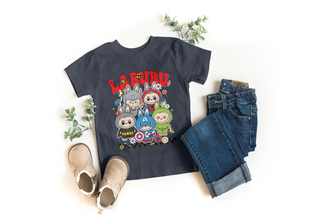 Kinder T-Shirt mit Labubu Superheld Comic Motiv. Vier Labubu Figuren im Comic-Stil als Superhelden verkleidet. 100% Baumwolle, in verschiedenen Farben erhältlich. Perfektes Geschenk für Jungen und Mädchen, ideal für Geburtstag, Freizeit, Schule oder Einschulung.