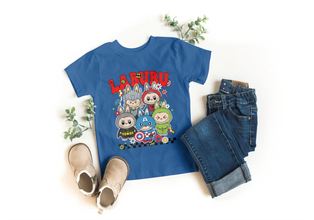 Kinder T-Shirt mit Labubu Superheld Comic Motiv. Vier Labubu Figuren im Comic-Stil als Superhelden verkleidet. 100% Baumwolle, in verschiedenen Farben erhältlich. Perfektes Geschenk für Jungen und Mädchen, ideal für Geburtstag, Freizeit, Schule oder Einschulung.