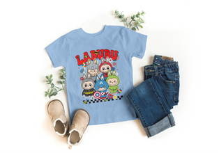 Kinder T-Shirt mit Labubu Superheld Comic Motiv. Vier Labubu Figuren im Comic-Stil als Superhelden verkleidet. 100% Baumwolle, in verschiedenen Farben erhältlich. Perfektes Geschenk für Jungen und Mädchen, ideal für Geburtstag, Freizeit, Schule oder Einschulung.