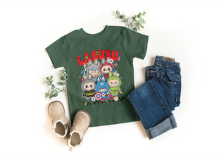 Kinder T-Shirt mit Labubu Superheld Comic Motiv. Vier Labubu Figuren im Comic-Stil als Superhelden verkleidet. 100% Baumwolle, in verschiedenen Farben erhältlich. Perfektes Geschenk für Jungen und Mädchen, ideal für Geburtstag, Freizeit, Schule oder Einschulung.