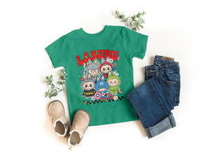 Kinder T-Shirt mit Labubu Superheld Comic Motiv. Vier Labubu Figuren im Comic-Stil als Superhelden verkleidet. 100% Baumwolle, in verschiedenen Farben erhältlich. Perfektes Geschenk für Jungen und Mädchen, ideal für Geburtstag, Freizeit, Schule oder Einschulung.