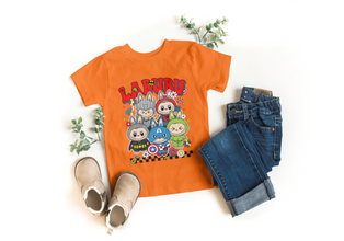 Kinder T-Shirt mit Labubu Superheld Comic Motiv. Vier Labubu Figuren im Comic-Stil als Superhelden verkleidet. 100% Baumwolle, in verschiedenen Farben erhältlich. Perfektes Geschenk für Jungen und Mädchen, ideal für Geburtstag, Freizeit, Schule oder Einschulung.