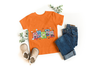 Kinder T-Shirt mit Labubu Superheld Comic Motiv. Vier Labubu Figuren im Comic-Stil als Superhelden verkleidet. 100% Baumwolle, in verschiedenen Farben erhältlich. Perfektes Geschenk für Jungen und Mädchen, ideal für Geburtstag, Freizeit, Schule oder Einschulung.