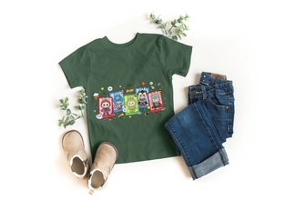 Kinder T-Shirt mit Labubu Superheld Comic Motiv. Vier Labubu Figuren im Comic-Stil als Superhelden verkleidet. 100% Baumwolle, in verschiedenen Farben erhältlich. Perfektes Geschenk für Jungen und Mädchen, ideal für Geburtstag, Freizeit, Schule oder Einschulung.