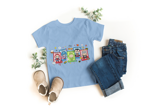 Kinder T-Shirt mit Labubu Superheld Comic Motiv. Vier Labubu Figuren im Comic-Stil als Superhelden verkleidet. 100% Baumwolle, in verschiedenen Farben erhältlich. Perfektes Geschenk für Jungen und Mädchen, ideal für Geburtstag, Freizeit, Schule oder Einschulung.
