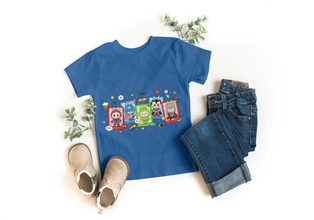 Kinder T-Shirt mit Labubu Superheld Comic Motiv. Vier Labubu Figuren im Comic-Stil als Superhelden verkleidet. 100% Baumwolle, in verschiedenen Farben erhältlich. Perfektes Geschenk für Jungen und Mädchen, ideal für Geburtstag, Freizeit, Schule oder Einschulung.