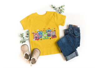 Kinder T-Shirt mit Labubu Superheld Comic Motiv. Vier Labubu Figuren im Comic-Stil als Superhelden verkleidet. 100% Baumwolle, in verschiedenen Farben erhältlich. Perfektes Geschenk für Jungen und Mädchen, ideal für Geburtstag, Freizeit, Schule oder Einschulung.