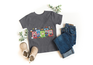 Kinder T-Shirt mit Labubu Superheld Comic Motiv. Vier Labubu Figuren im Comic-Stil als Superhelden verkleidet. 100% Baumwolle, in verschiedenen Farben erhältlich. Perfektes Geschenk für Jungen und Mädchen, ideal für Geburtstag, Freizeit, Schule oder Einschulung.