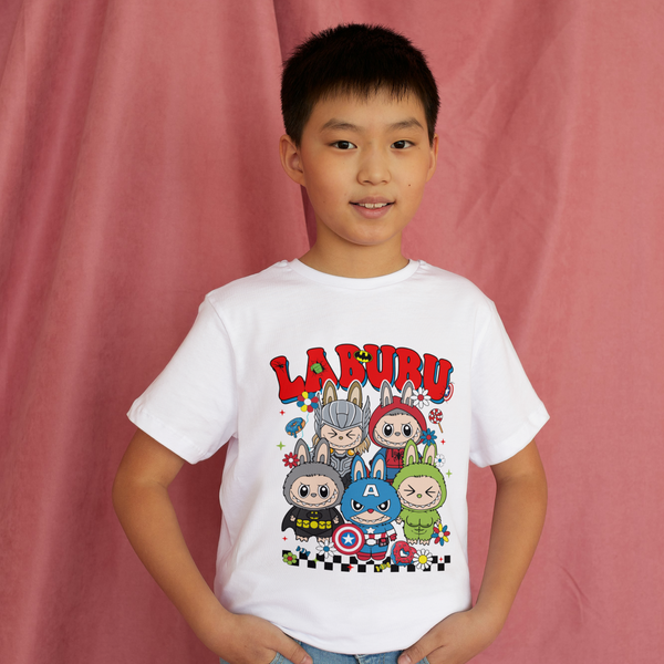 Kinder T-Shirt mit Labubu Superheld Comic Motiv. Vier Labubu Figuren im Comic-Stil als Superhelden verkleidet. 100% Baumwolle, in verschiedenen Farben erhältlich. Perfektes Geschenk für Jungen und Mädchen, ideal für Geburtstag, Freizeit, Schule oder Einschulung.