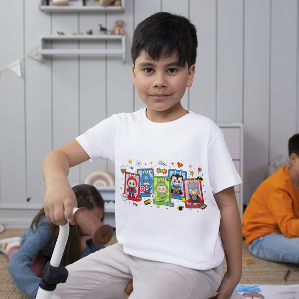 Kinder T-Shirt mit Labubu Superheld Comic Motiv. Vier Labubu Figuren im Comic-Stil als Superhelden verkleidet. 100% Baumwolle, in verschiedenen Farben erhältlich. Perfektes Geschenk für Jungen und Mädchen, ideal für Geburtstag, Freizeit, Schule oder Einschulung.