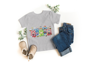 Kinder T-Shirt mit Labubu Superheld Comic Motiv. Vier Labubu Figuren im Comic-Stil als Superhelden verkleidet. 100% Baumwolle, in verschiedenen Farben erhältlich. Perfektes Geschenk für Jungen und Mädchen, ideal für Geburtstag, Freizeit, Schule oder Einschulung.