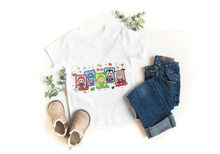 Kinder T-Shirt mit Labubu Superheld Comic Motiv. Vier Labubu Figuren im Comic-Stil als Superhelden verkleidet. 100% Baumwolle, in verschiedenen Farben erhältlich. Perfektes Geschenk für Jungen und Mädchen, ideal für Geburtstag, Freizeit, Schule oder Einschulung.