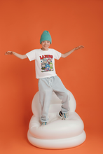 Kinder T-Shirt mit Labubu Superheld Comic Motiv. Vier Labubu Figuren im Comic-Stil als Superhelden verkleidet. 100% Baumwolle, in verschiedenen Farben erhältlich. Perfektes Geschenk für Jungen und Mädchen, ideal für Geburtstag, Freizeit, Schule oder Einschulung.