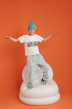 Kinder T-Shirt mit Labubu Superheld Comic Motiv. Vier Labubu Figuren im Comic-Stil als Superhelden verkleidet. 100% Baumwolle, in verschiedenen Farben erhältlich. Perfektes Geschenk für Jungen und Mädchen, ideal für Geburtstag, Freizeit, Schule oder Einschulung.