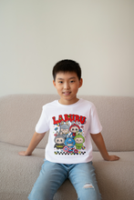 Kinder T-Shirt mit Labubu Superheld Comic Motiv. Vier Labubu Figuren im Comic-Stil als Superhelden verkleidet. 100% Baumwolle, in verschiedenen Farben erhältlich. Perfektes Geschenk für Jungen und Mädchen, ideal für Geburtstag, Freizeit, Schule oder Einschulung.