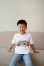 Kinder T-Shirt mit Labubu Superheld Comic Motiv. Vier Labubu Figuren im Comic-Stil als Superhelden verkleidet. 100% Baumwolle, in verschiedenen Farben erhältlich. Perfektes Geschenk für Jungen und Mädchen, ideal für Geburtstag, Freizeit, Schule oder Einschulung.